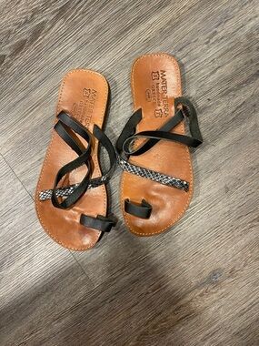 Materia Terra Black Strap Toe-Loop Sandals with Tan Footbed